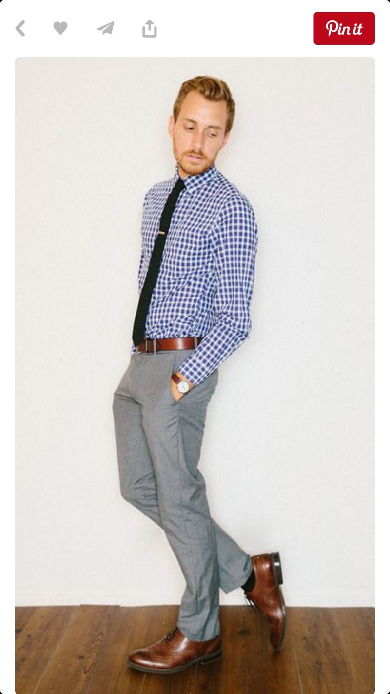 Серые брюки и коричневые туфли