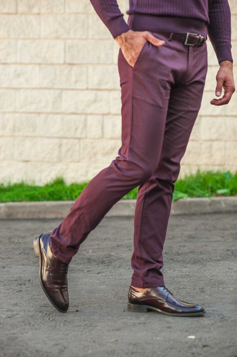 Мужские брюки бордового цвета
