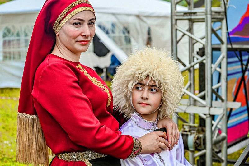 Мама и дети в национальных костюмах фотоконкурс