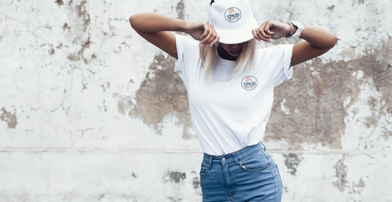 Девушка в бейсболке