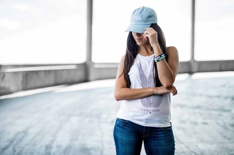 Брюнетка в кепке