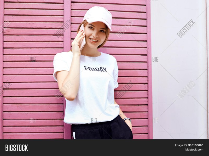 Девушка в белой футболке и кепке