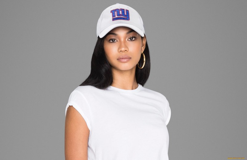 Девушка в футболке и кепке