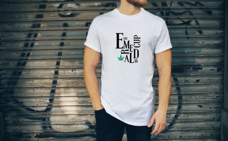 Парень в белой футболке