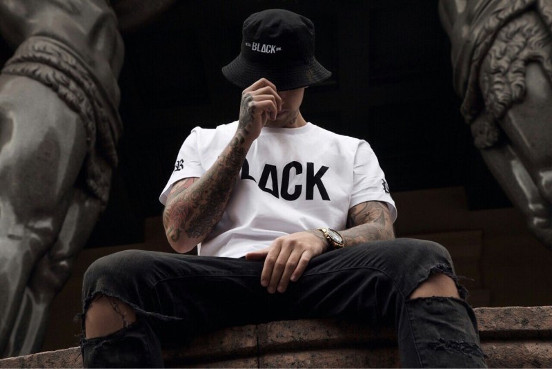 Парень в бейсболке