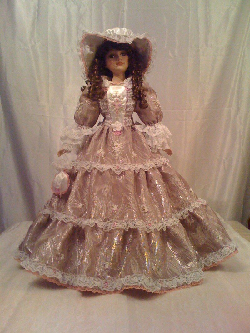 Наряд для фарфоровой куклы