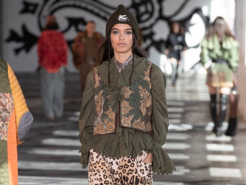 Костюмы осень 2022 тренд купить