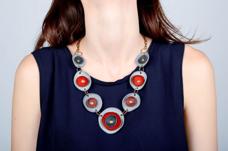 Крупные украшения на шею