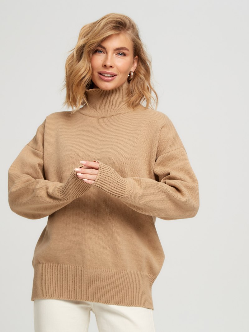 Бежевый свитер