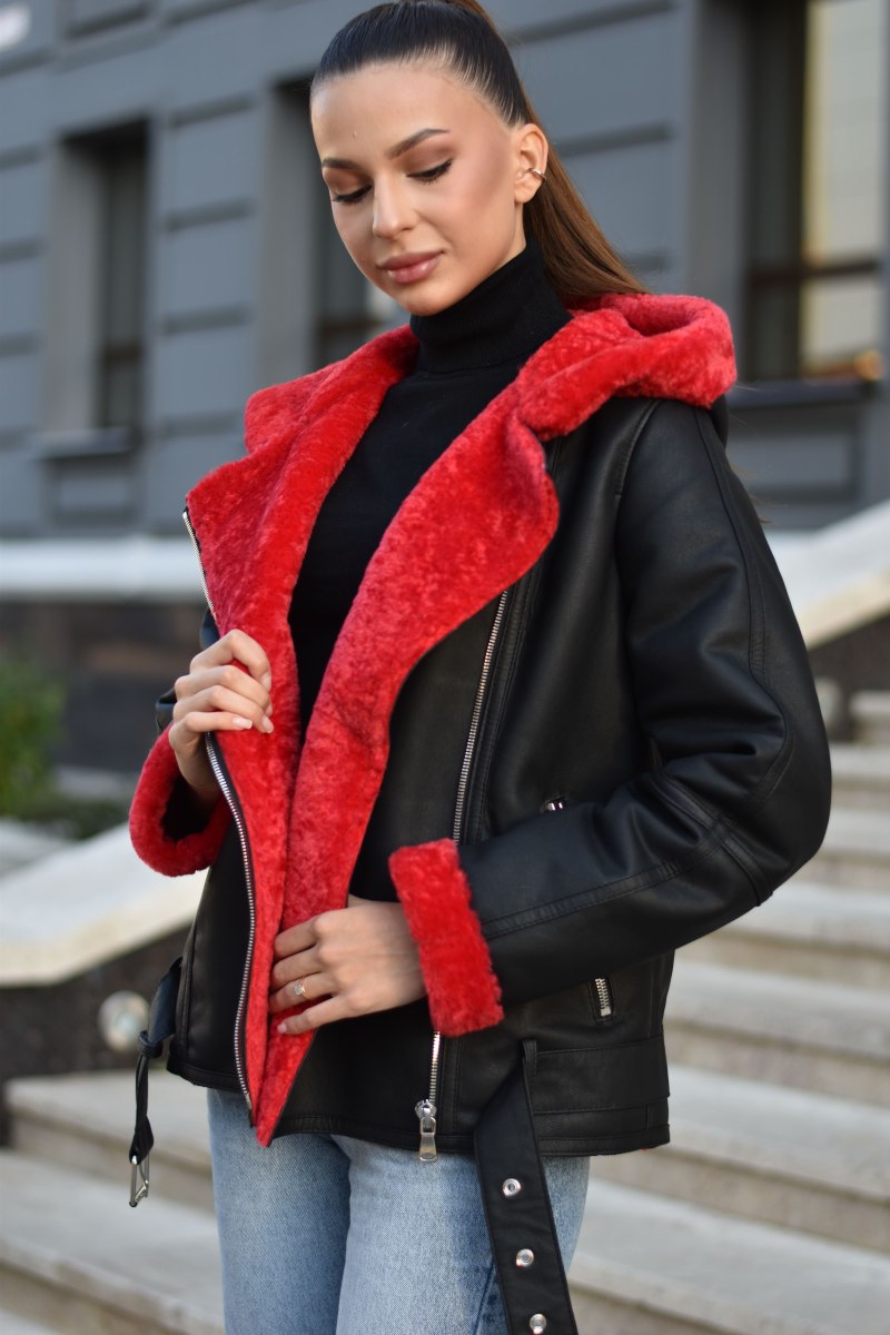 Женщины в красных дубленках