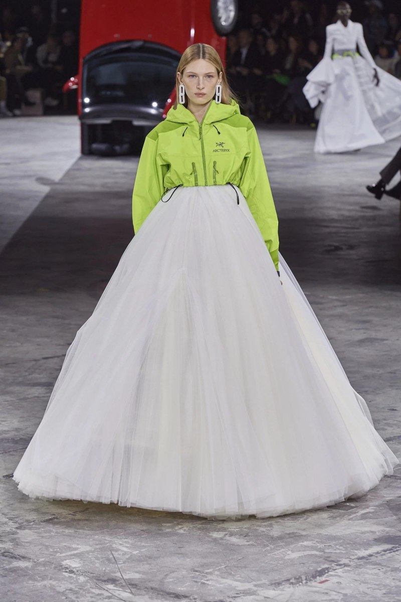Модели из коллекции off-White осень-зима 2023