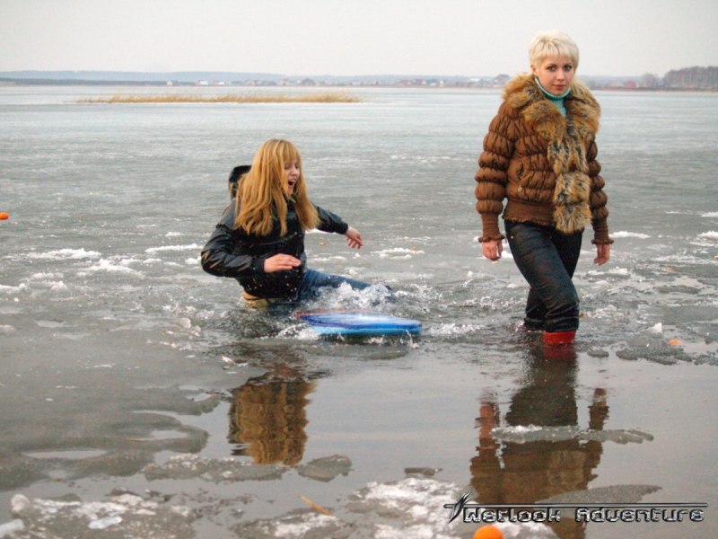 Купается зимой в одежде