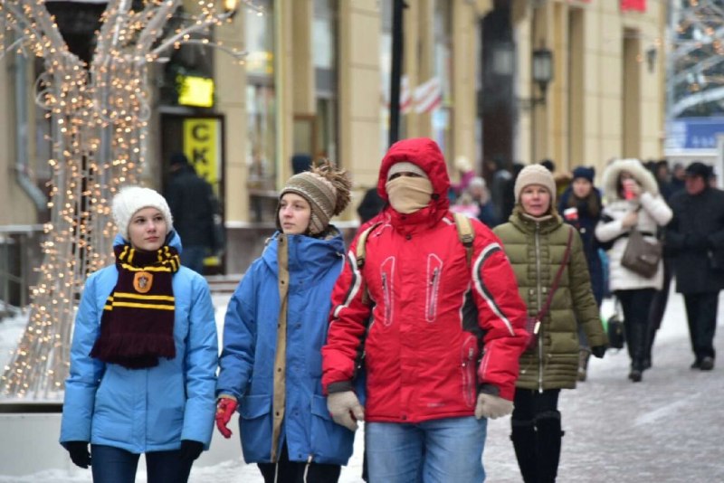 Люди на улицах Москвы зимой