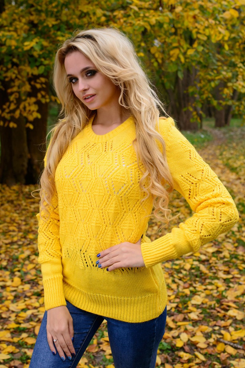 Девушка в кофте