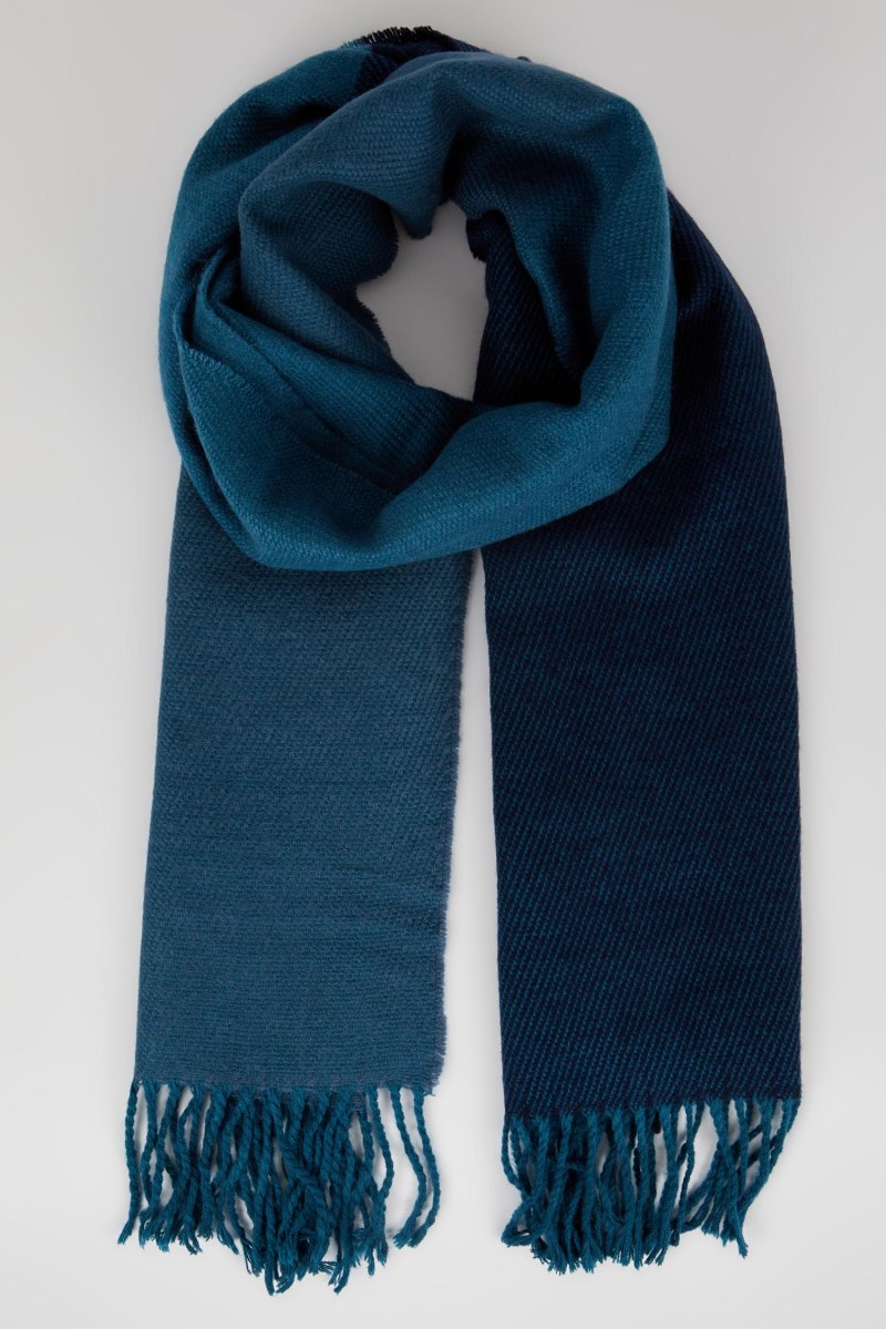 Шарф с кистями