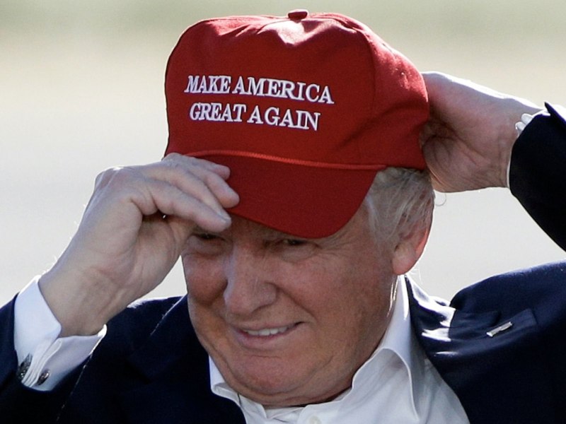 Трамп в кепке make America great again