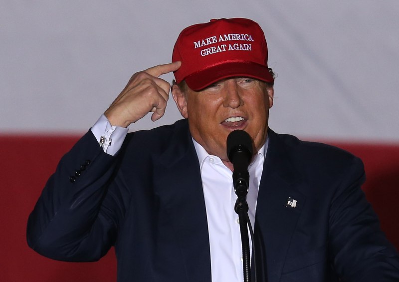 Дональд Трамп в кепке make America great again