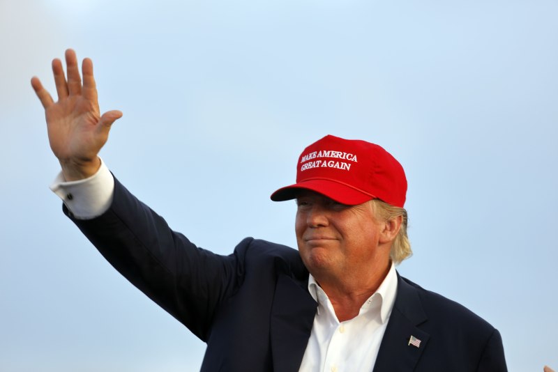 Дональд Трамп в кепке make America great again