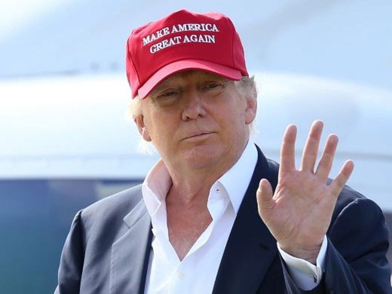 Трамп в кепке make America great again