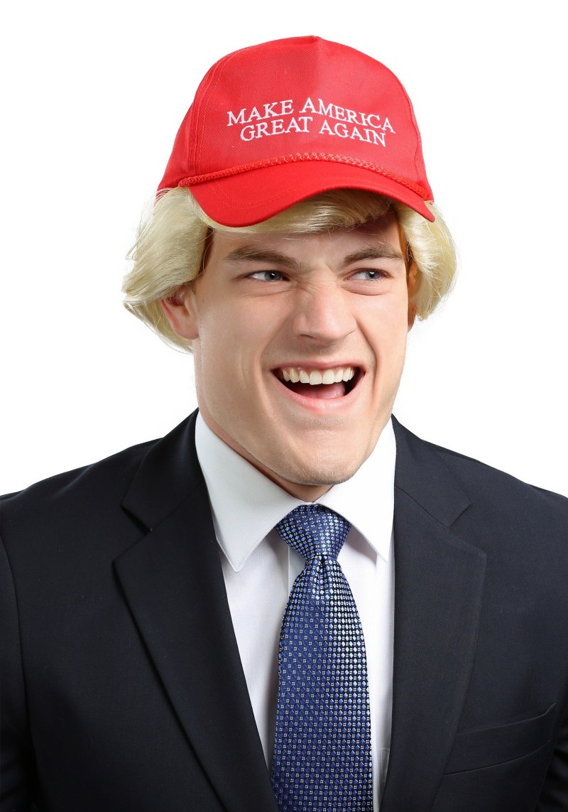 Трамп в кепке make America great again