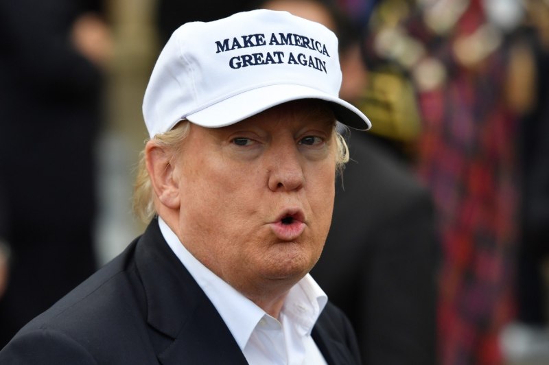 Дональд Трамп в кепке make America great again