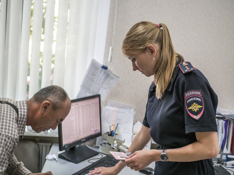 Сотрудница миграционной службы