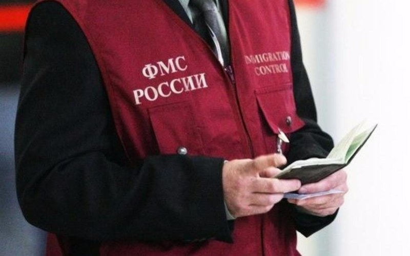 Сотрудники миграционной службы