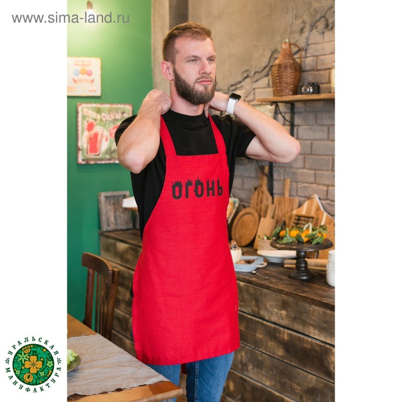 Мужчина в фартуке на кухне