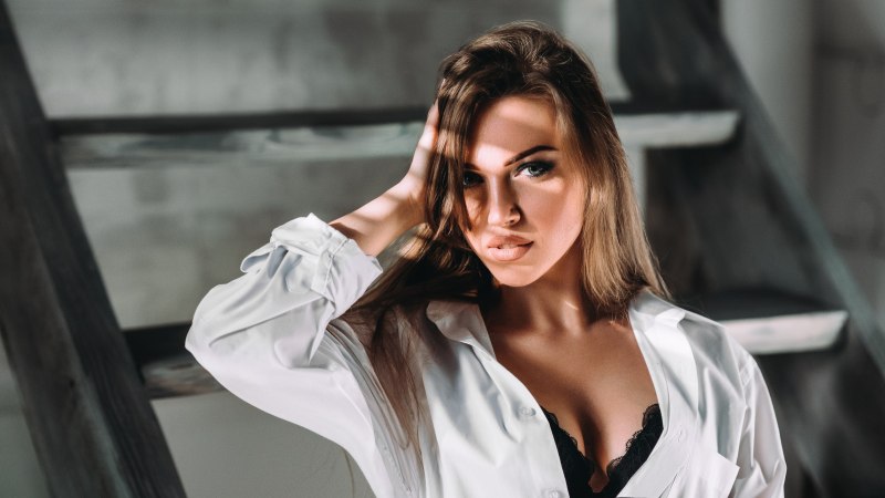 Девушка в белой рубашке