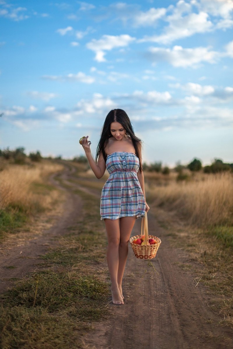 Сельские девушки в летних платьях