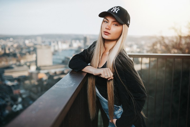 Девушка в бейсболке