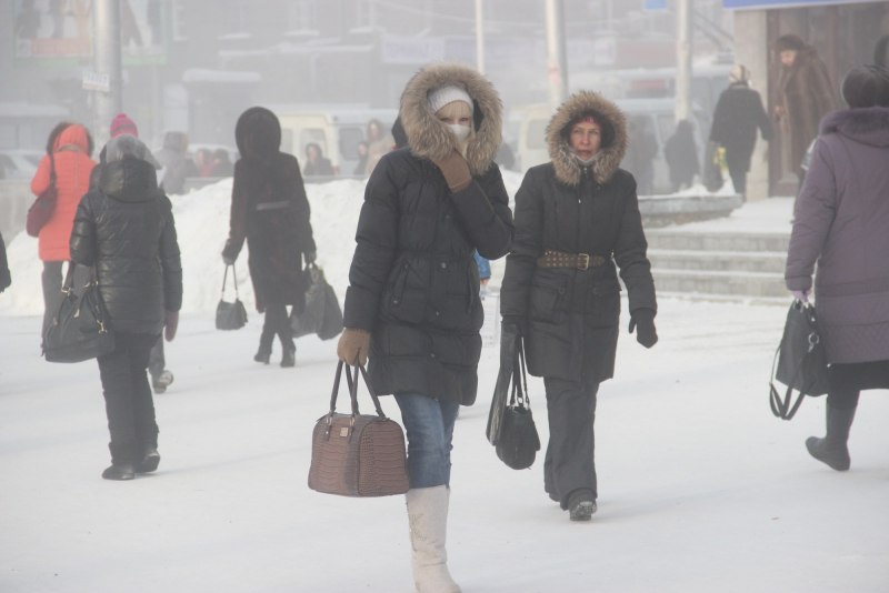 Люди в городе зимой