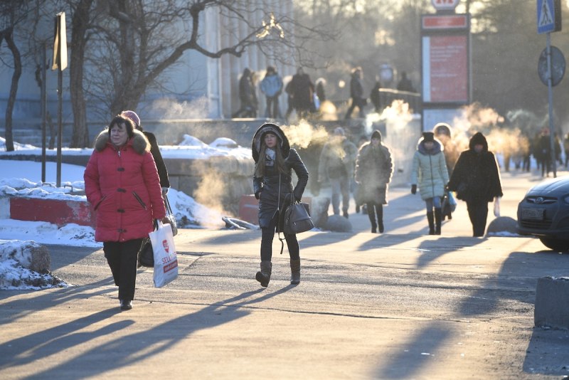 Люди на улице Москва зима