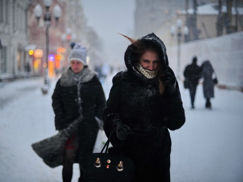 Люди на улицах города зимой