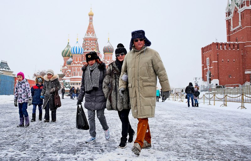 Люди зимой на улице