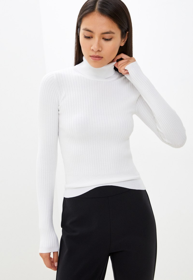Turtleneck на белом фоне