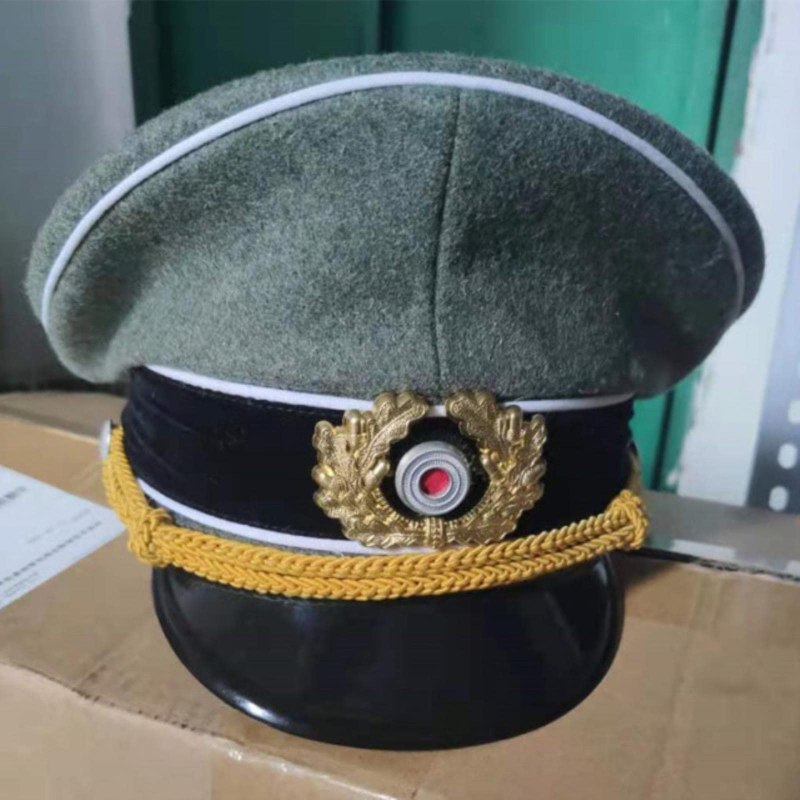 Серая фуражка