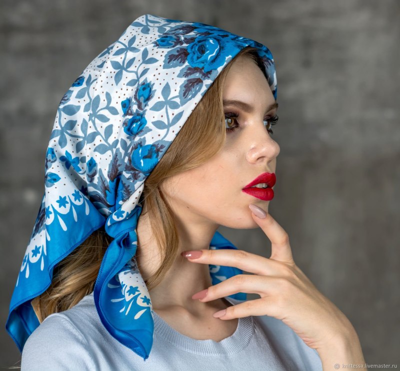 Платье и платок на голове