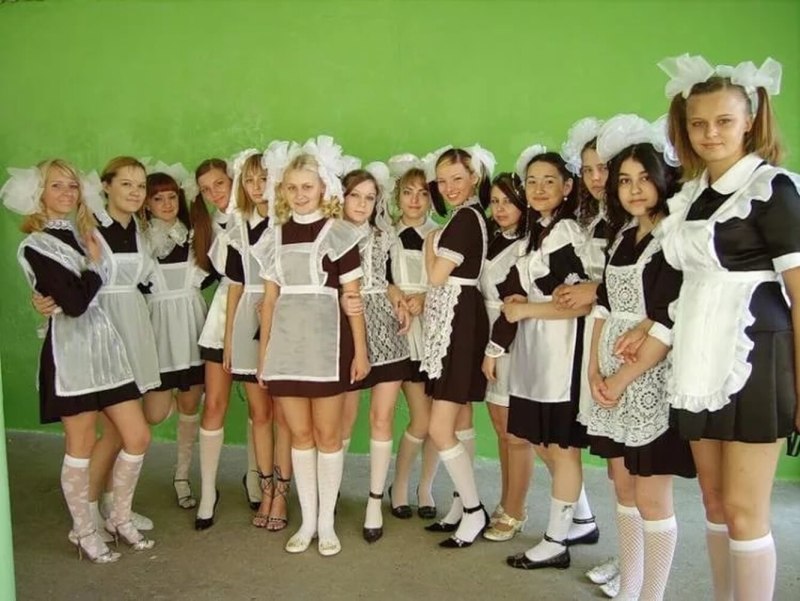 Ученицы в школьной форме