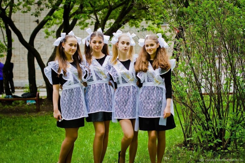 Выпускницы в школьной форме