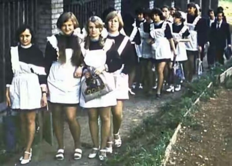 Школьницы в Советской форме