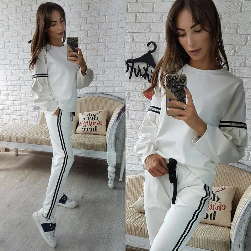 Спортивный костюм с лампасами