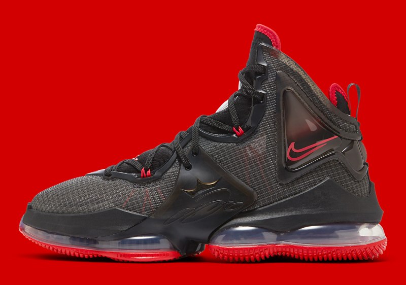 Nike LEBRON 19