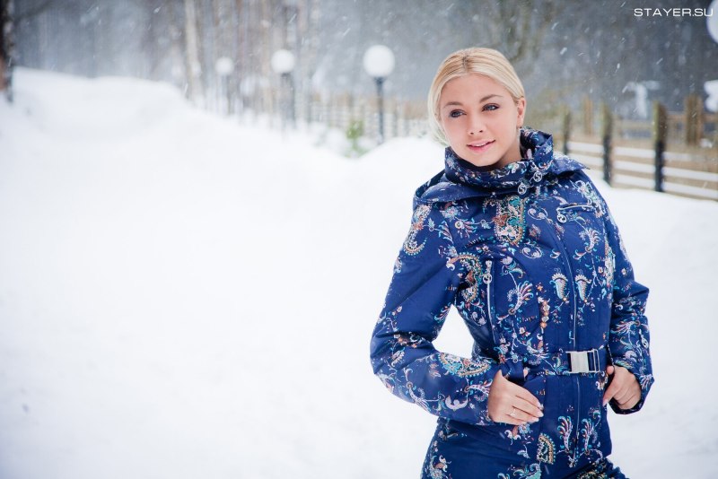 Девушка в зимней куртке