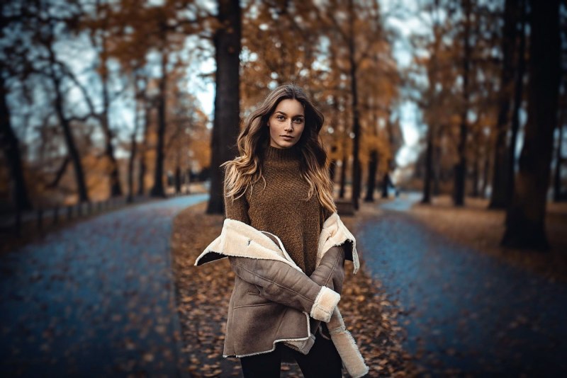 Девушка в пальто