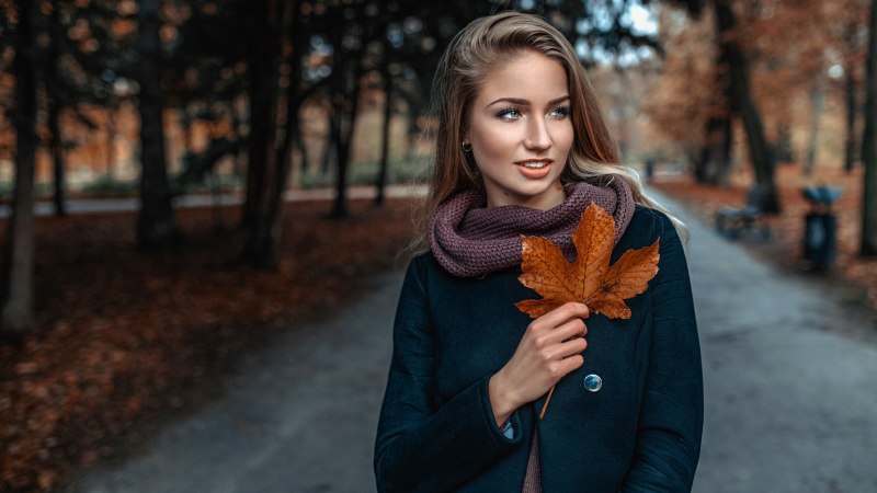Девушка в осеннем пальто
