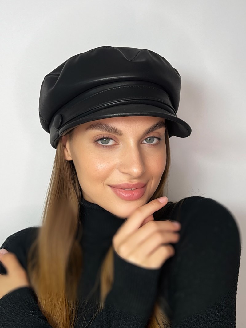 Кепка из экокожи