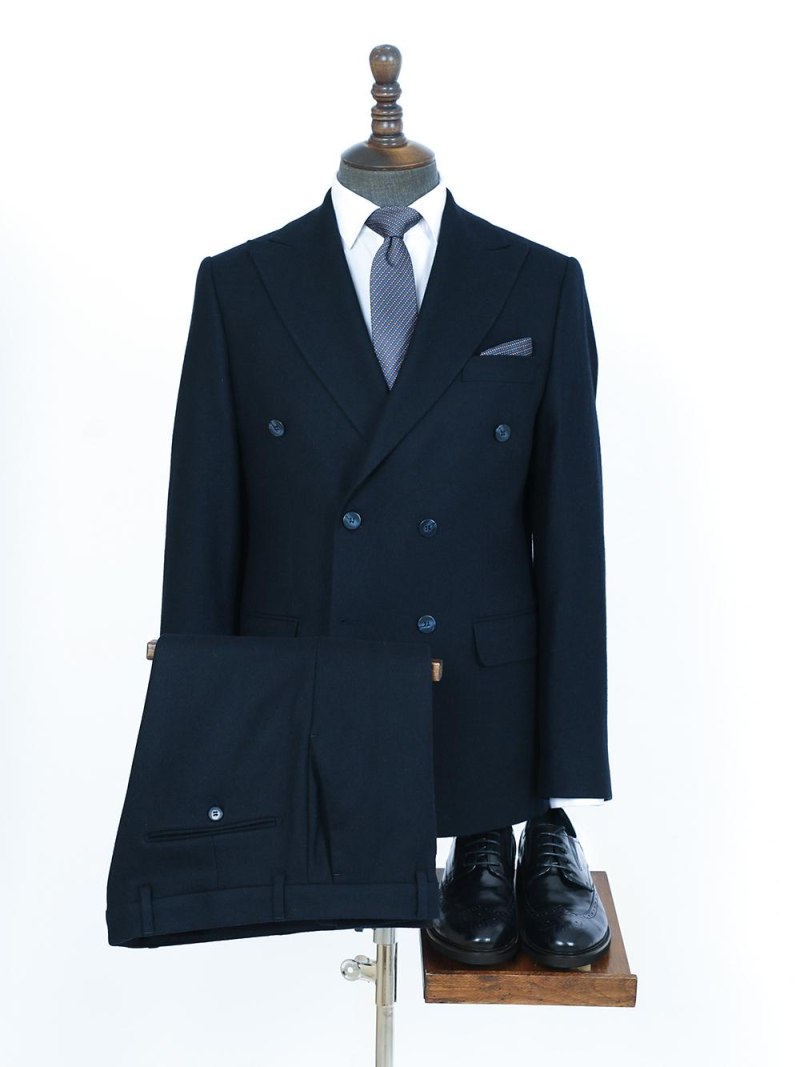Элегантный мужчина в костюме Brioni
