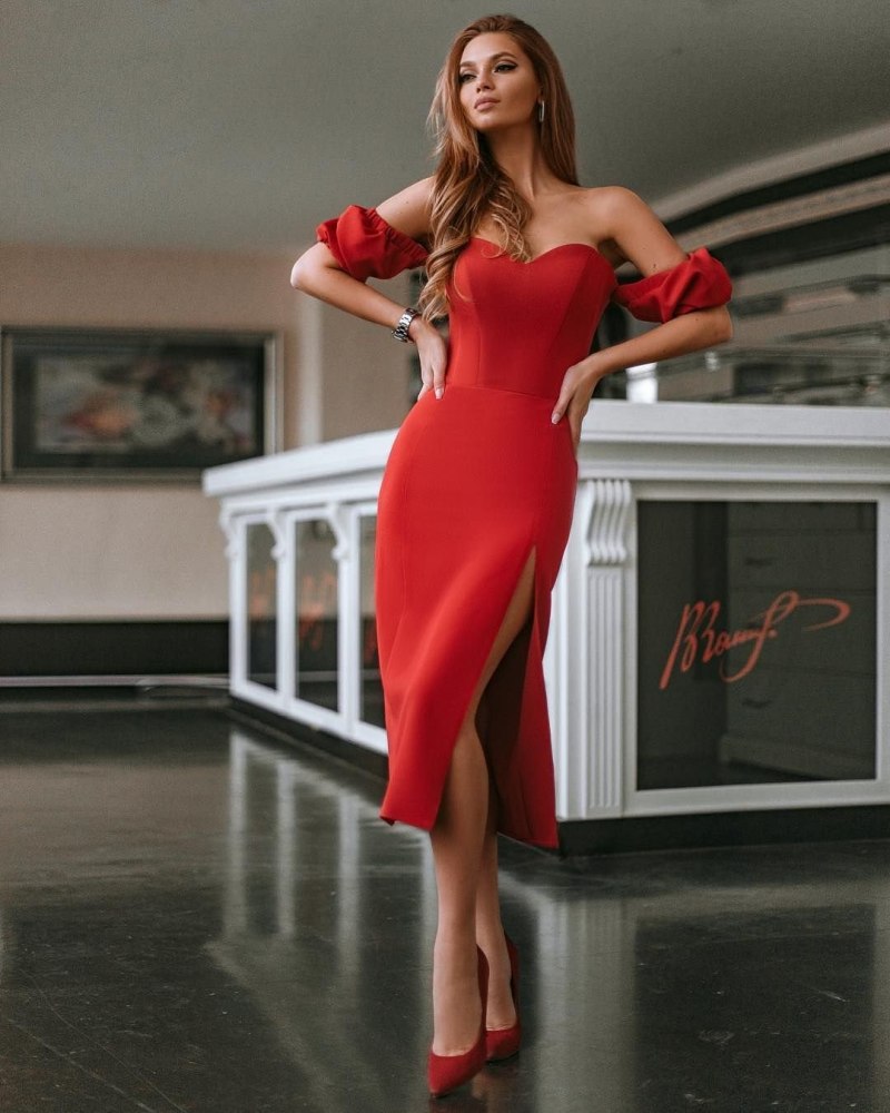 Красивое красное платье