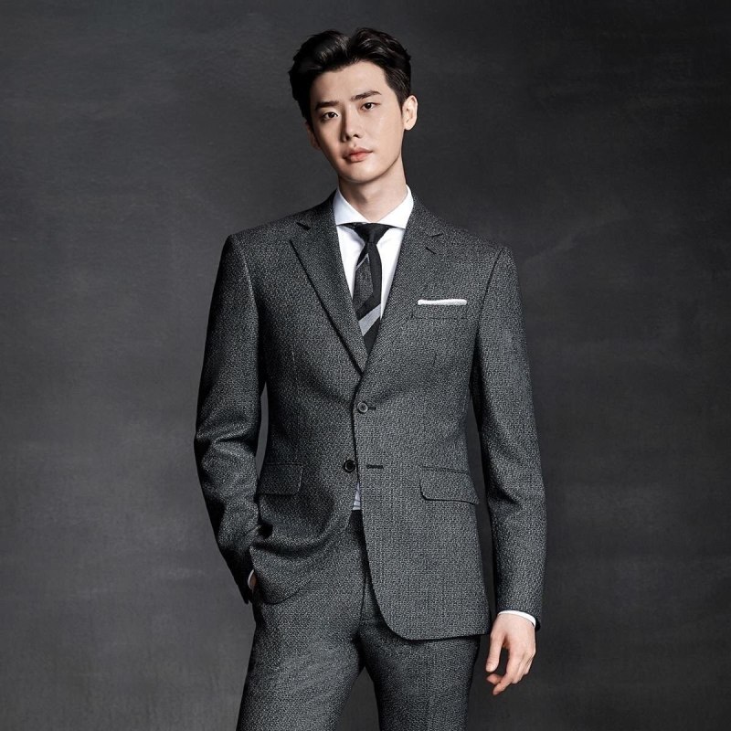 Lee Jong Suk в смокинге